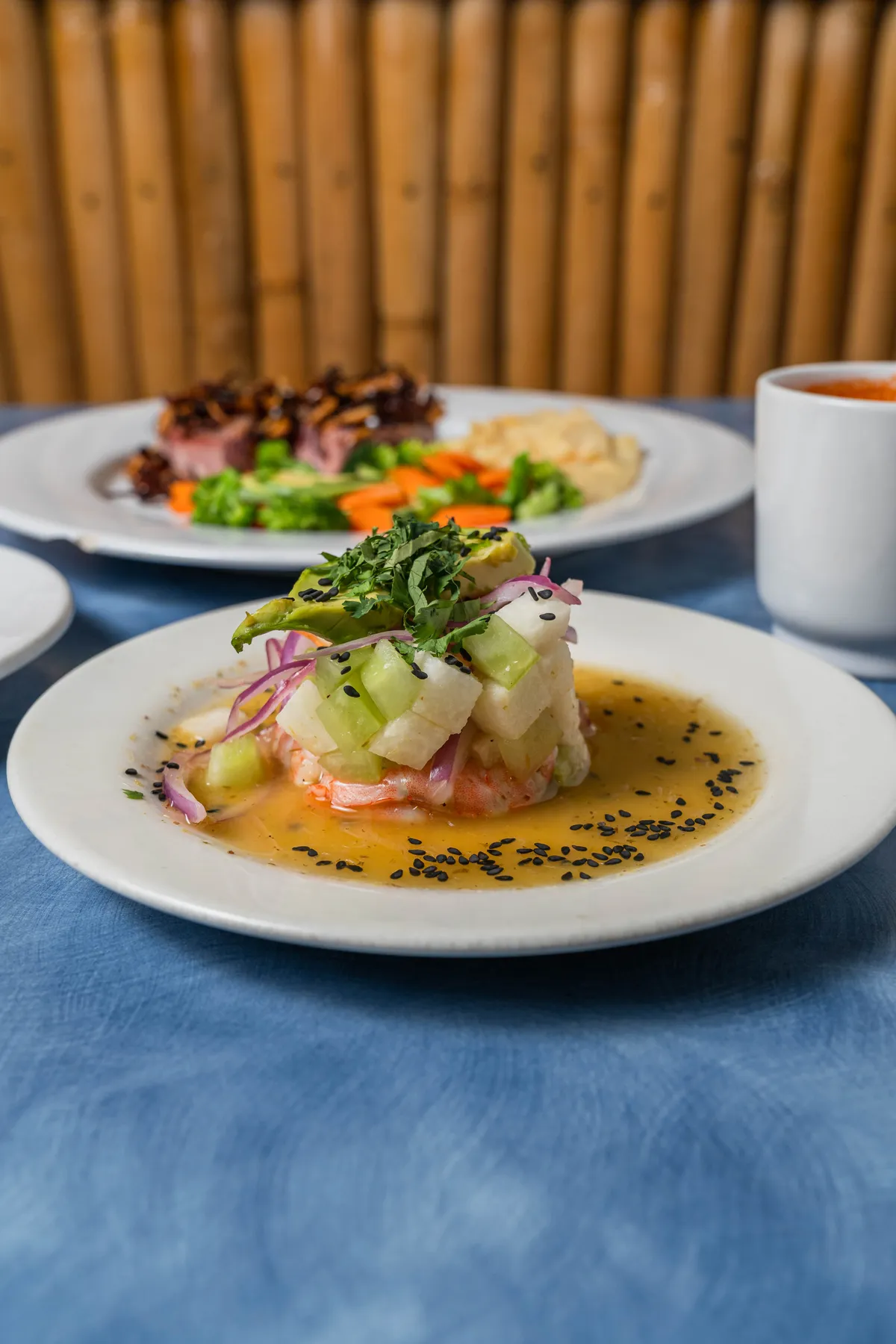 Aguachile de camarón con aguacate y ajonjolí negro, servido en La Perla